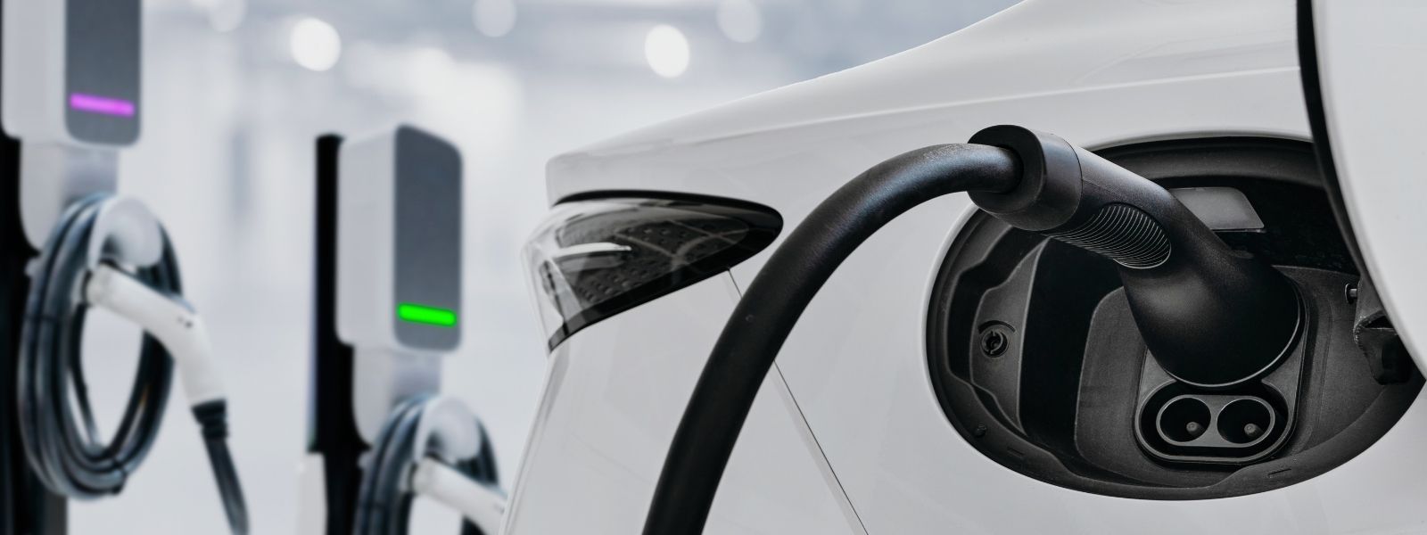 Hybryda plug in – co to, jak działa i kiedy warto ją wybrać?